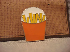TEN79LA BOUTIQUE DESIGNER POMMES FRITES FAST FOOD METALL ANSTECKNADEL - BRANDNEU - Bild 1 von 8