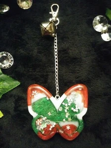 LOOK!!! HANDMADE "CHRISTMAS FLUTTER" RESIN SHAKER KEYCHAIN - Picture 1 of 5
