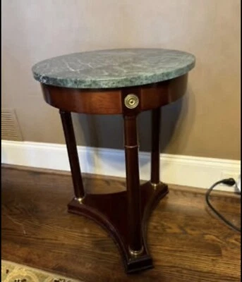 Mesa lateral pedestal de mármore estilo regência meados do século XX da empresa bombay - Imagem 1 de 3
