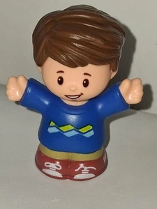 2016 Boy Brown Hair Fisher Price Little People Replacement Blue Shirt - Picture 1 of 7