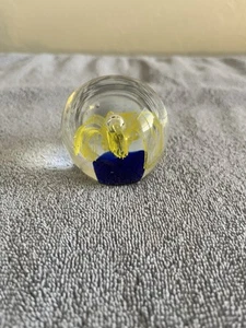 Vintage Kunst Glas Briefbeschwerer mit gelber Blume - Bild 1 von 4