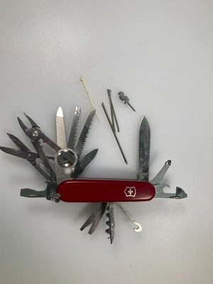 Navaja de Bolsillo Victorinox Swiss Army SwissChamp Multiherramienta, Roja, 91m Foto 1 de 2