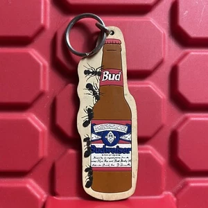 Botella de cerveza Budweiser Anheuser Busch con hormigas gateando llavero de goma usado de colección - Imagen 1 de 5