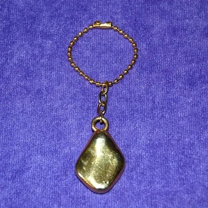 Precioso Llavero Réplica "Pepita de Oro" Tono Dorado - Imagen 1 de 3