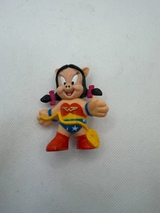 1991 Warner Bro Looney Tunes Petunie Schwein Wonder Woman 2,5" McDonalds - Bild 1 von 7