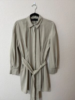 Trench coat Zara bege bronzeado ajuste e alargamento tamanho M plissado bolsos com cinto contemporâneo - Imagem 1 de 4