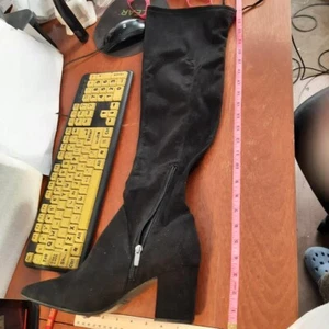 ¡NUEVO! Bota de gamuza negra Marc Fisher Yaki punta puntiaguda sobre la rodilla talla 7,5/9,5/12 - Imagen 1 de 6