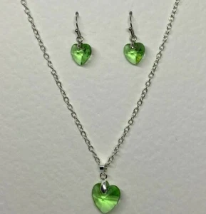 PEQUEÑOS PENDIENTES DE CORAZÓN COLGANTE Juego FACETADO VIDRIO VERDE CLARO CADENA PLATEADA - Imagen 1 de 5
