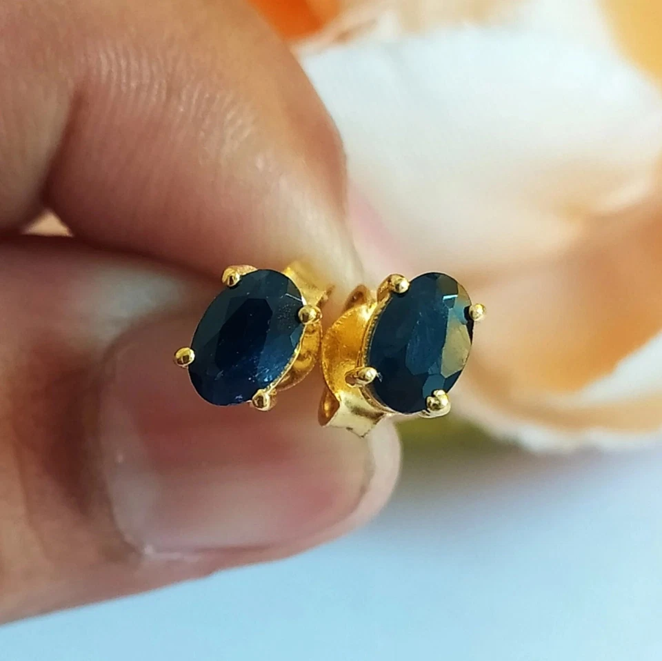 Aretes ovalados de zafiro azul natural con cierre de relleno dorado para nacimiento de septiembre Foto 1 de 4