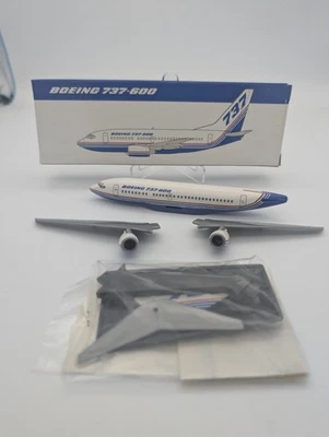 Miniaturas de vuelo Boeing 737-600 en colores de casa Boeing Foto 1 de 2