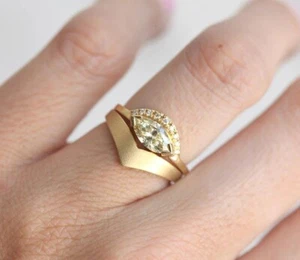 Anillo de novia único de moissanita marquesa y corte redondo de oro amarillo liso de 14 K - Imagen 1 de 12