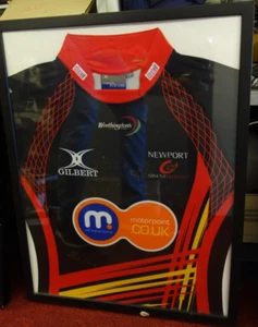 Ancien Maillot rugby NEWPORT DRAGONS GILBERT dedicadé par les joueurs sans verre - Imagen 1 de 8