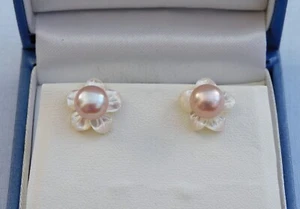 14CT YELLOW GOLD 7mm PINK PEARL CARVED MOTHER OF PEARL FLOWER STUD EARRINGS 2.2g - Picture 1 of 20