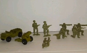 7 Vintage Bergen TB Plastic Green Army Men, w/ Ideal Toy Corp Jeep and Cannon - Picture 1 of 14
