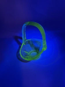 Vintage Vaseline Uran Mini Tiffin Glas #310 Kanarienglas Korb 4x3" - Bild 1 von 11