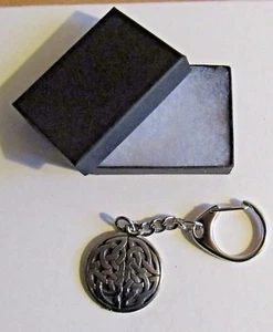 F) KEYRING PEWTER CELTIC INTERLACED ROUND DISC KNOTS ICOVELLAVNA BASKET WEAVE - Foto 1 di 3