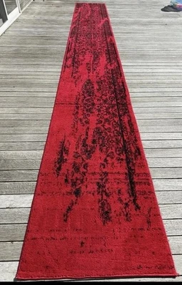 Safavieh Adirondack 红色/黑色汽车 2 英尺 6 英寸 X 20 英尺跑步机 - ADR1O1F 220 — 第 1/4 张图片