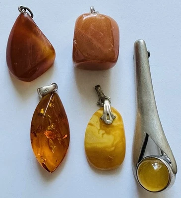 Konvolut 5 Bernstein Anhänger -Brosche Butterscotch mit Einschlüsse - Bild 1 von 3