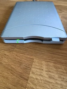 Fujitsu FPCFDD12 USB Diskettenlaufwerk 1.44 MB 3.5" Externes Floppy Disk Drive - Bild 1 von 3