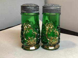 Salero y pimentero de vidrio verde y dorado Riverside alrededor de 1890 como se encontró - Imagen 1 de 9