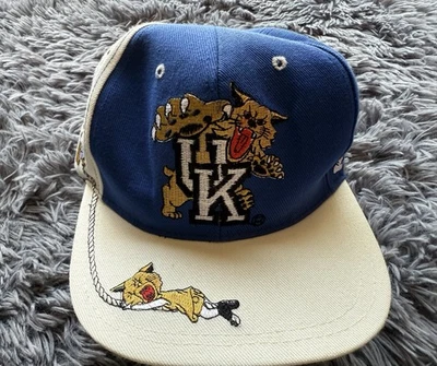 Chapéu Snapback Vintage University Of Kentucky Wildcats UK Ponto Oretrado NCAA - Imagem 1 de 4