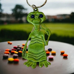 E.T. The Extra Terrestrial Vintage 1980s Movie Keychain Metal Green Blue Eyes - Picture 1 of 8