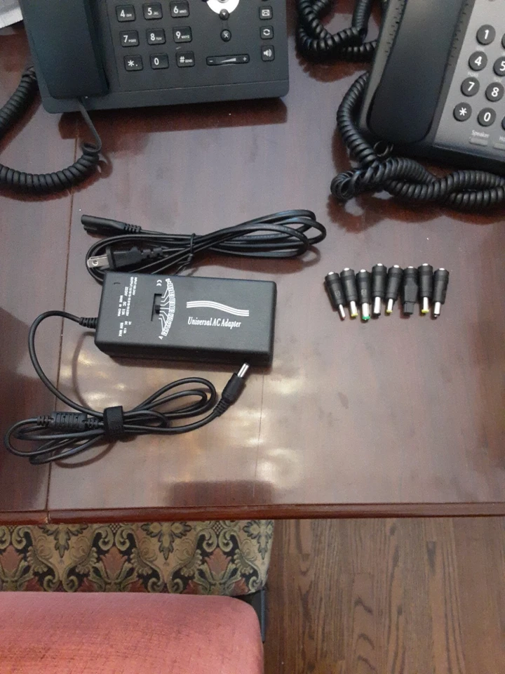 Cargador universal para portátil Selectec Foto 1 de 2