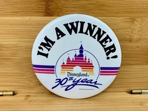 Disneyland Disney 1985 Oficial 30 Aniversario Soy Ganador Botón 3" - Imagen 1 de 2