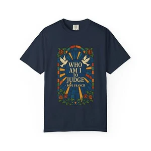 Wer bin ich zu richten Shirt Papst Franziskus Zitat Tshirt christliches Geschenk Inklusivität T-Shirt - Bild 1 von 37