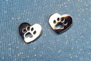 Heart Shaped Pawprint Stud Earrngs Shiny Stainless for Cat Dog Pet Lovers ~1/2" - Bild 1 von 7