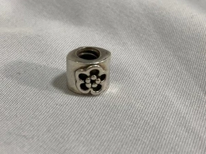 Dije de flor de margarita de plata de ley Pandora ALE 925 - Imagen 1 de 5