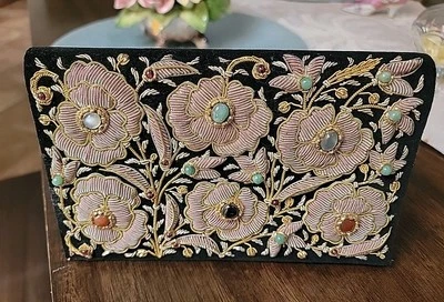 Bolso sin asas vintage años 50 Zardozi floral bordado terciopelo negro con caja y recibo  Foto 1 de 4