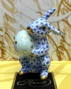 HEREND BLUE FISHNET EASTER BUNNY RABBIT FIGURE, 2,25" HIGH,BRAND NEW BOXED - Picture 1 of 5