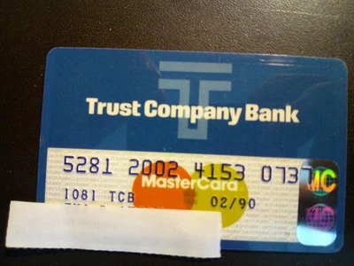 VINTAGE *TRUST COMPANY BANK* MASTERCARD RARE EXPIRED CREDIT CARD.  Exp. 2/90 - Image 1 of 2