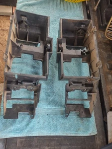 1994 CADILLAC BROUGHAM HEADLIGHT RETAINER BRACKETS DRIVER PASSENGER PAIR - Bild 1 von 6