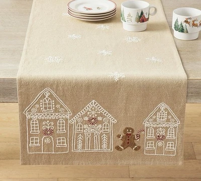 Corredor de mesa bordado Pottery Barn Gingerbread Village - 18”x108” Foto 1 de 4