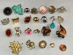 Lot of 24 Single Costume CLIP Earrings, from Vintage to Contemporary Styles - Picture 1 of 8