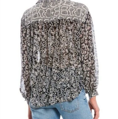 Blusa Free People com botões tamanho M Dani preta paisley pele de cobra camisa semi transparente - Imagem 1 de 4