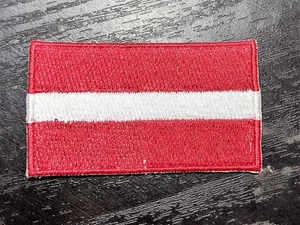 PARCHE Bordado Bandera del País de Letonia Insignia *NUEVO*MEZCLAR Y COMBINAR COMPRAR 3 OBTENER 2 - Imagen 1 de 1