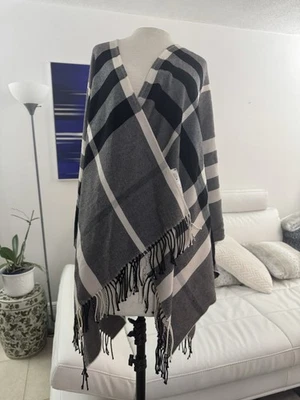 Capa Burberry a cuadros negra, blanca y gris. 100% lana merino  Foto 1 de 4