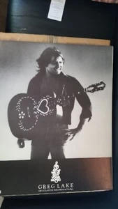 GREG LAKE OF ELP E.L.P. - PÓSTER PROMOCIONAL ORIGINAL VINTAGE 197O'S CARTÓN 21 X 27 - Imagen 1 de 4