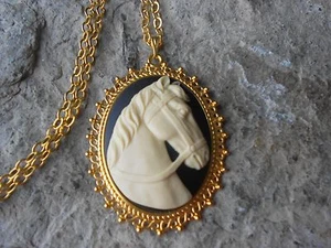 HORSE CAMEO GOLD TONE PENDANT NECKLACE - UNIQUE - HORSE LOVER GIFT - VET - Bild 1 von 2