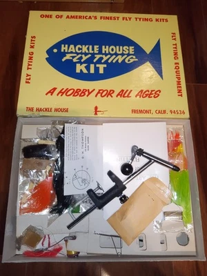 Kit de atado de moscas Hackle House No. 2495 Circa 1972 con abrazadera de atar tornillo antiguo de colección Foto 1 de 4