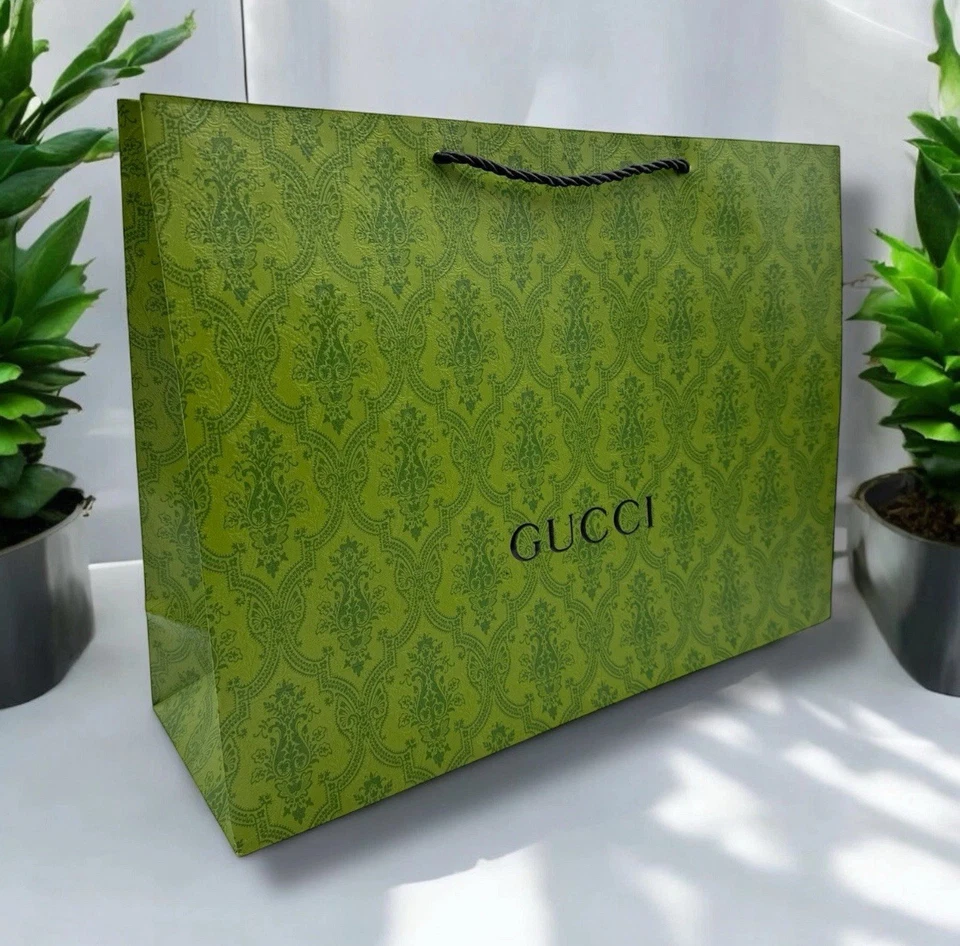 "Bolsa de regalo de compras clásica verde impresa Gucci mediana 17"" x 12,125 x 5"" sesiones de fotos" Foto 1 de 3