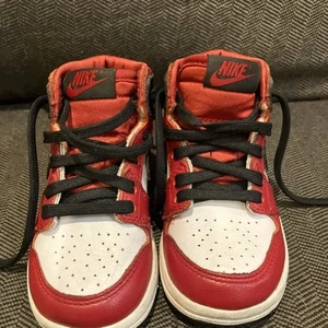 Nike Air Jordan 1 Alto Satén Serpiente Rojo Negro Blanco Bebé Retro 6C CU0450-601 - Imagen 1 de 18