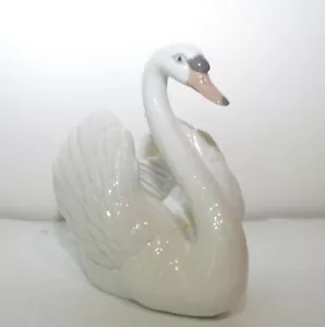 LLADRO Large Swan #5231 Wings Spread Porcelain Figurine 7" x 8" MINT - Picture 1 of 3