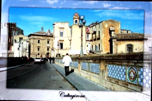 CARTOLINA DA COLLEZIONE SICILIA CALTAGIRONE PANORAMA PONTE S.FRANCESCO CERAMICA - Foto 1 di 2
