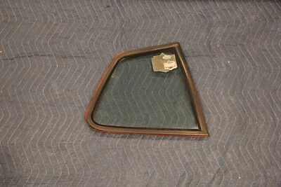 Porsche 924 944 Right Passenger Side Rear Quarter Window Glass w/ Aluminum Trim Foto 1 de 2