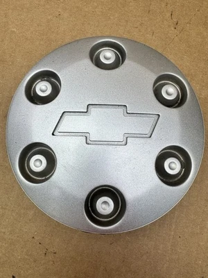 Оригинальный серебристый центральный колпак ступицы для Chevrolet Colorado 2004-2009 годов выпуска (1) 9593979 - Изображение 1 из 4