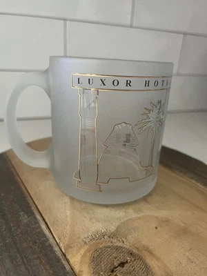 Taza de café/té Luxor Las Vegas Casino & Hotel transparente esmerilada con detalles dorados Foto 1 de 4